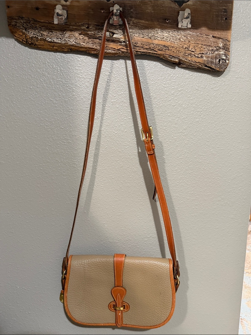 Dooney & Bourke Classic Women's Leather Crossbody Bag in Beige and Tan